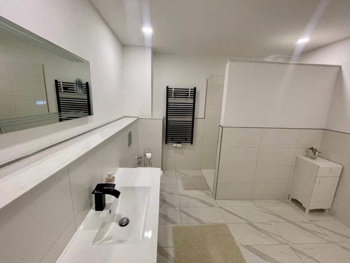Easystay#4 Home Cinema Ferienwohnung In Kliniknaehe Mit Balkon, Boxspringbett & Netflix Bad Oeynhausen Eksteriør bilde